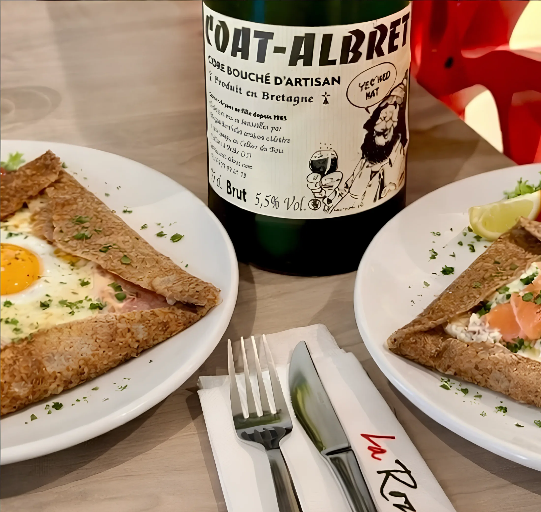 Galettes de sarrasin garnies, servies avec un cidre artisanal Coat-Albret