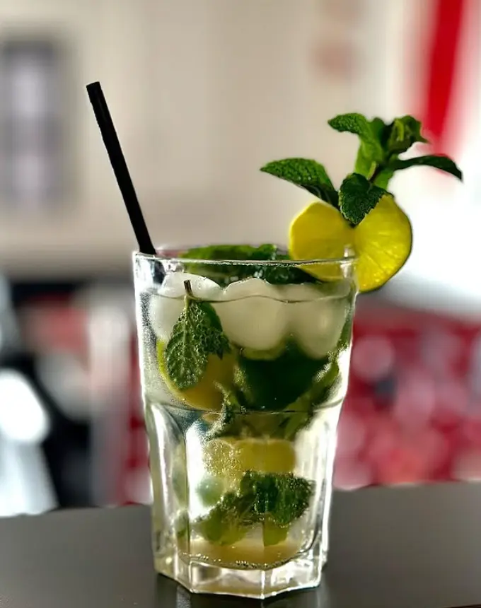 Cocktail rafraîchissant à la menthe et au citron vert